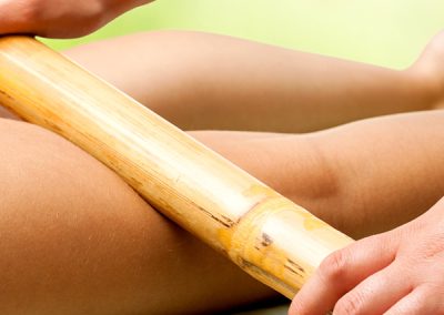 Massagem corporal com bambu